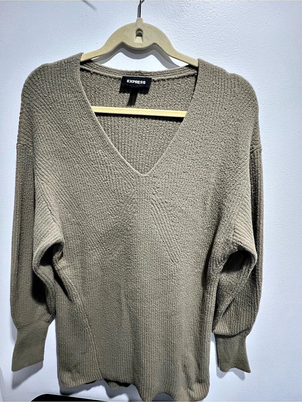 Express V-Neck Sweater in Gray Size Medium Like New
